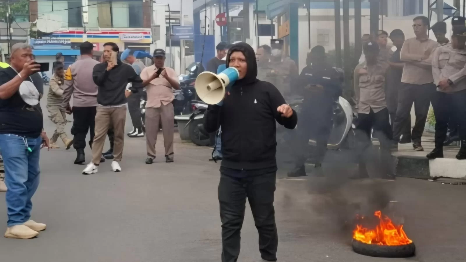 Ketua Titah Rakyat Bekasi, Muhamad Ali saat orasi.