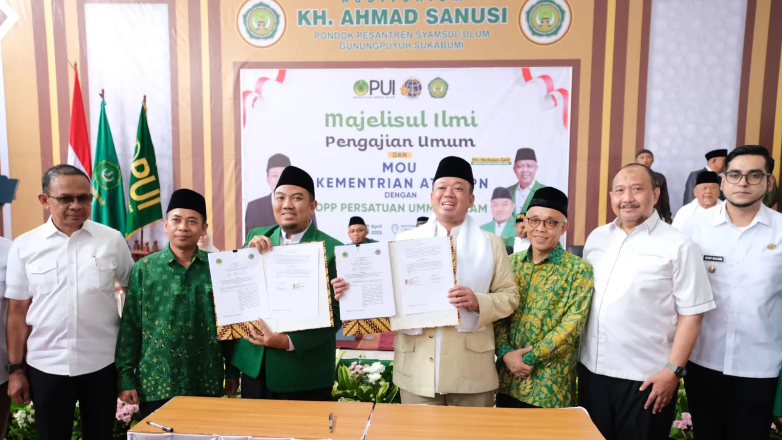 Menteri Nusron bersama PUI menunjukkan MoU yang telah ditandatangani.
