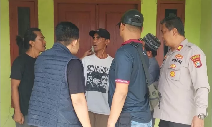Pelaku saat diamankan oleh petugas