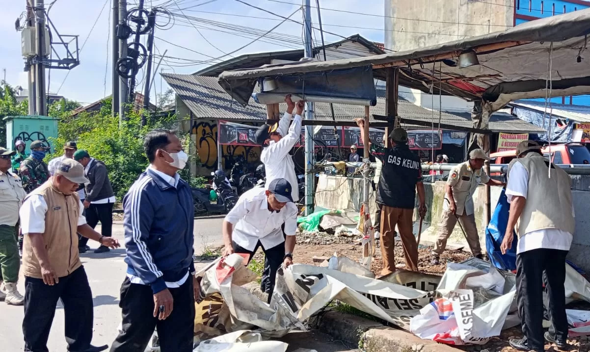Penertiban PKL dan Bangunan Liar di sekitar Stasiun Tambun