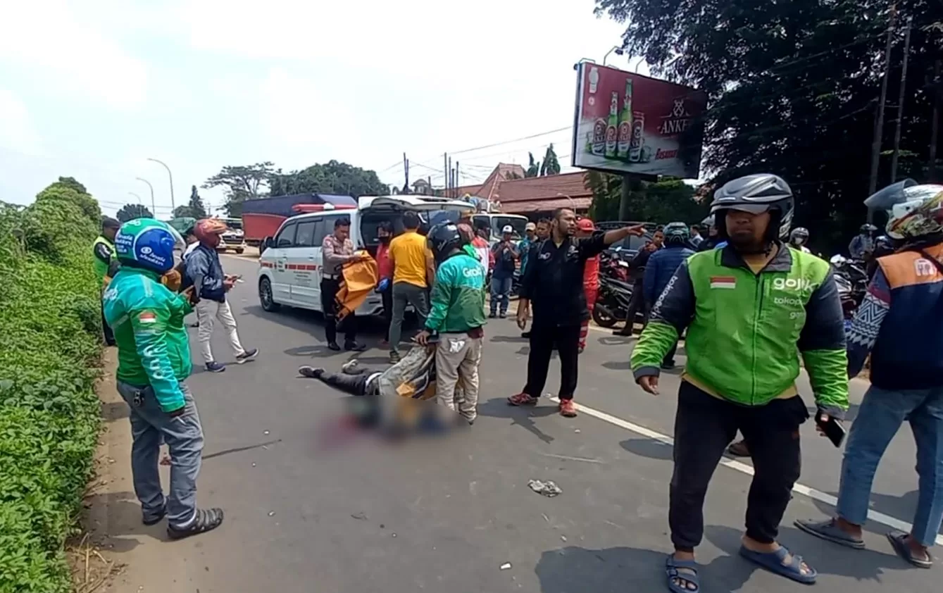 Saat pihak kepolisian mengevakuasi korban. (ist)