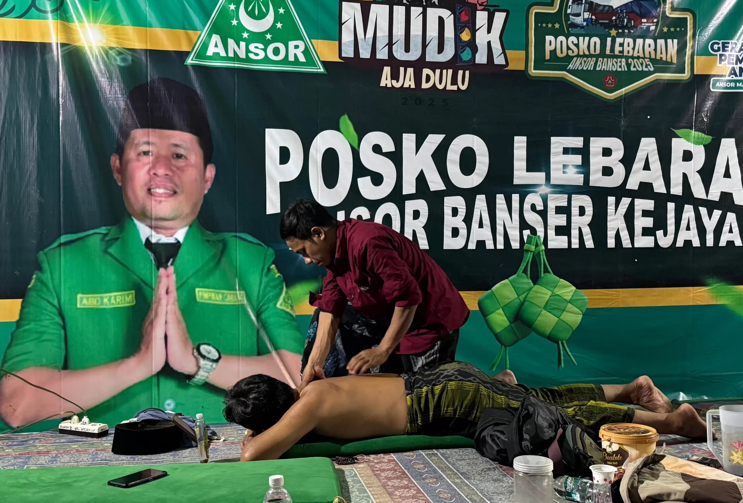 petugas posko saat melakukan pijat gratis (BM)
