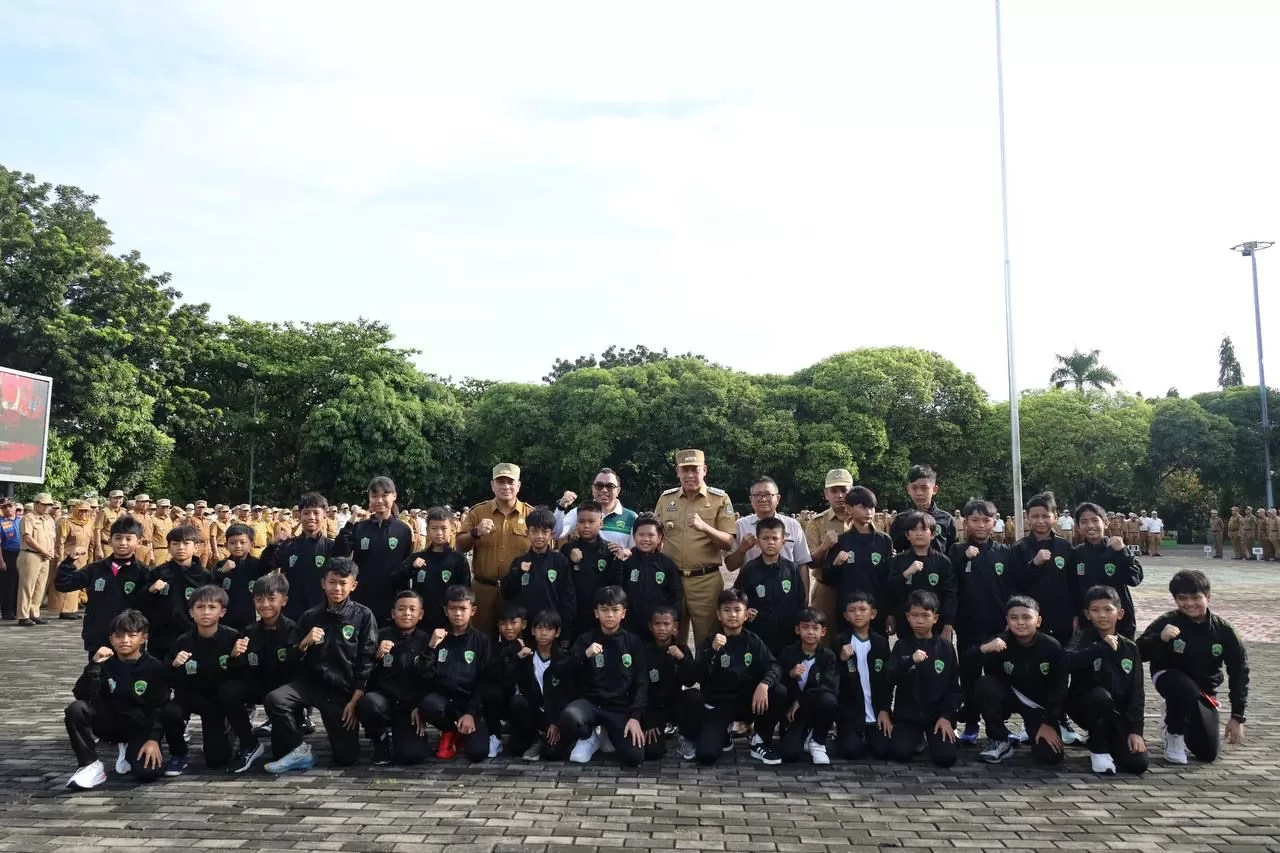 Wali Kota Bekasi foto bersama dengan Tim SSB Tajimalela. (Hms)