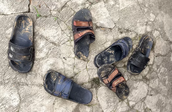 Sendal diduga milik pelaku ketinggalan di rumah korba. (Ist)
