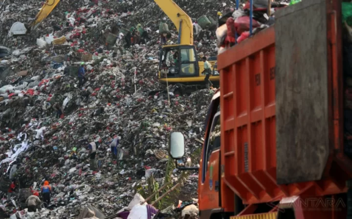 Tumpukan Sampah di TPA Sumur Batu.