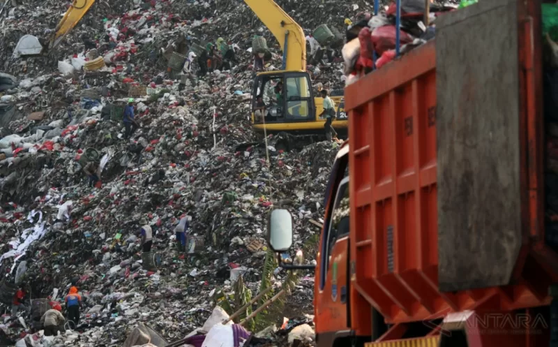 Tumpukan Sampah di TPA Sumur Batu.