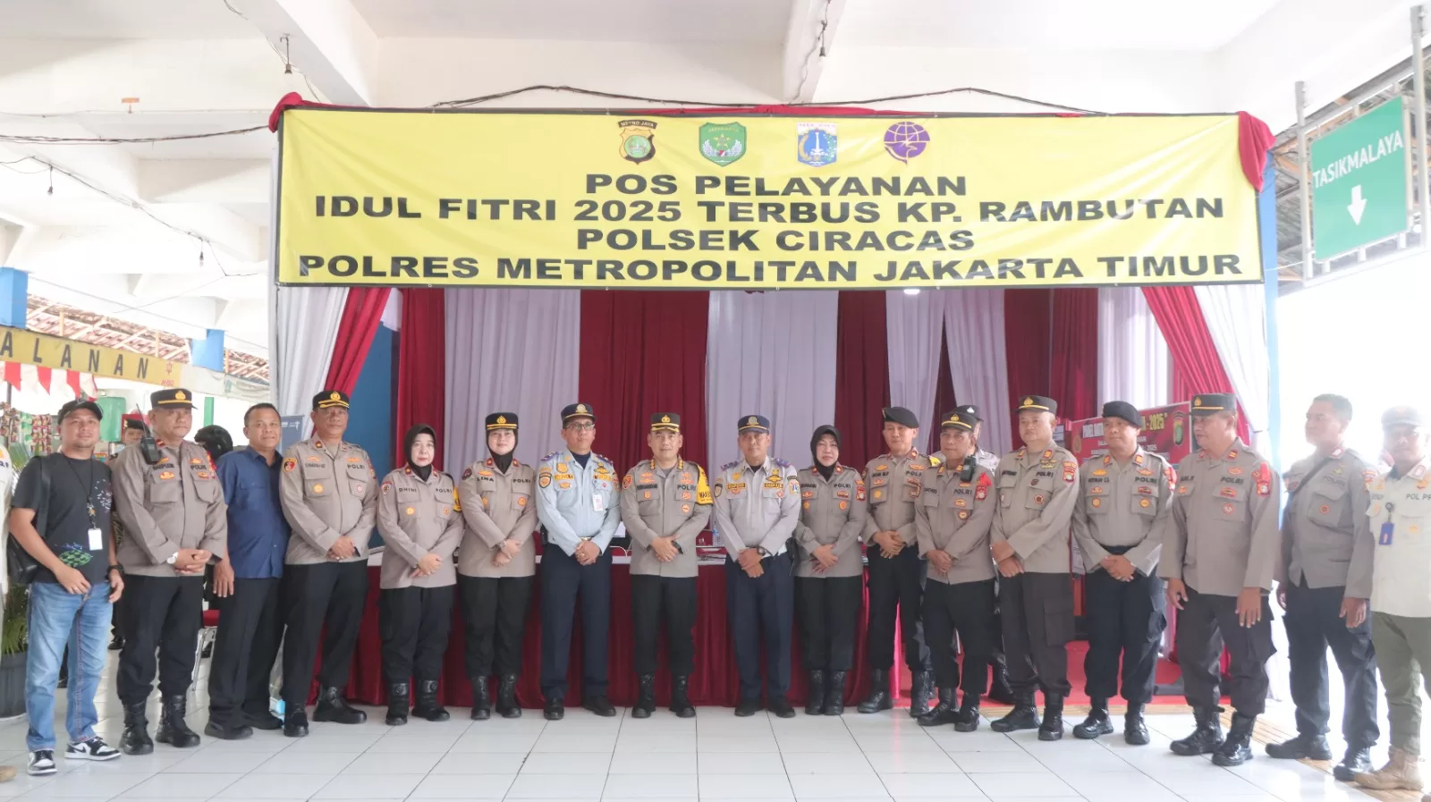 Wakapolres saat berkunjung ke Posyan Kampung Rambutan