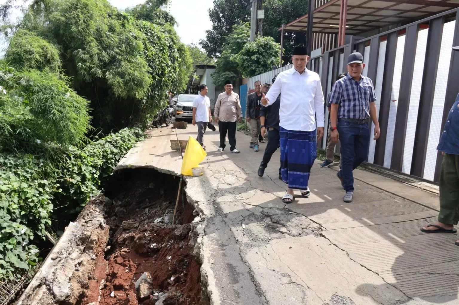 Wali Kota Bekasi Tri Adhianto tinjau longsor di Jalan Sa’ar Kavling Jatiluhur, Kecamatan Jatiasih