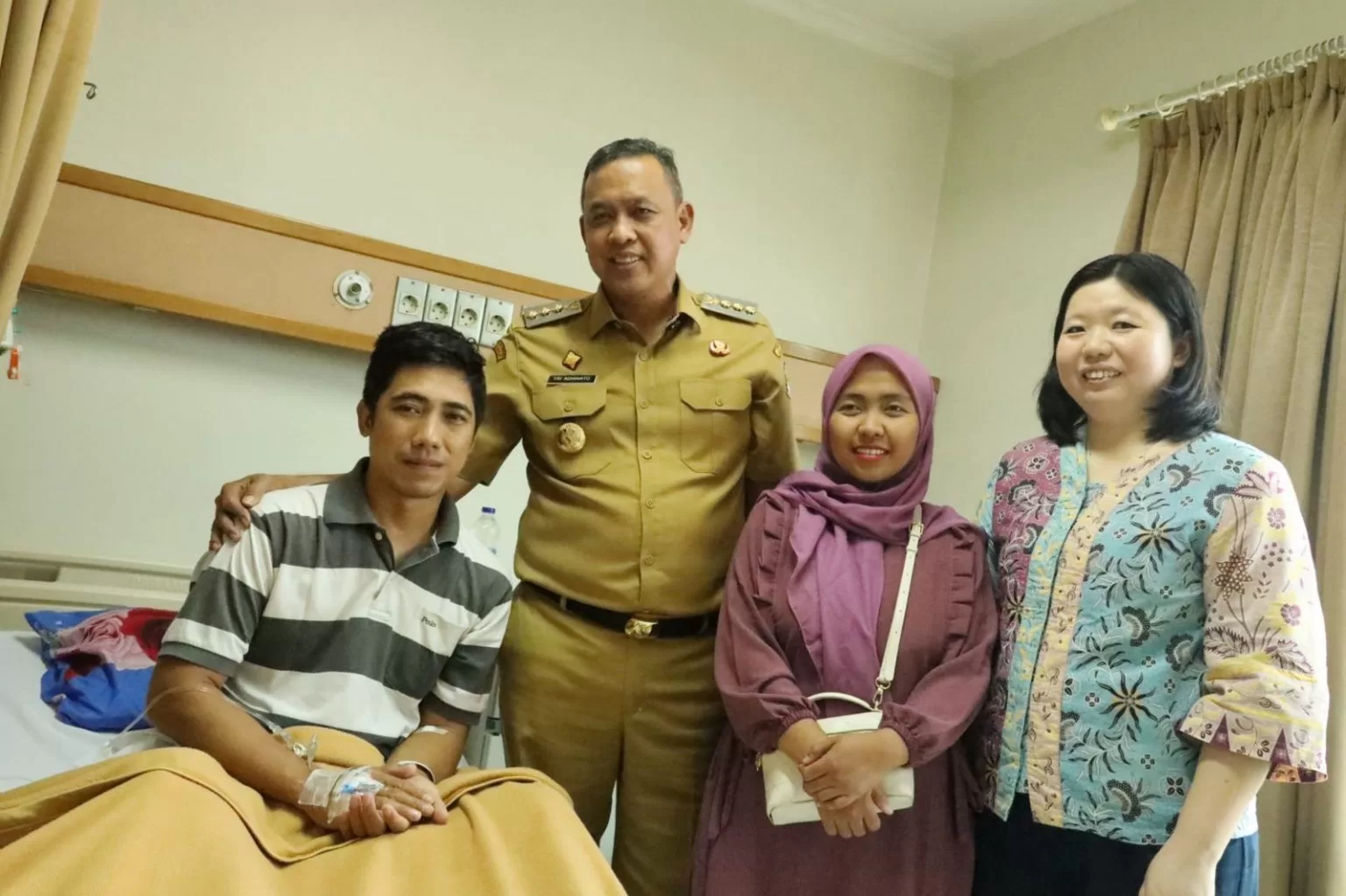 Wali Kota Bekasi saat menjenguk Satpam RS Mitra Keluarga