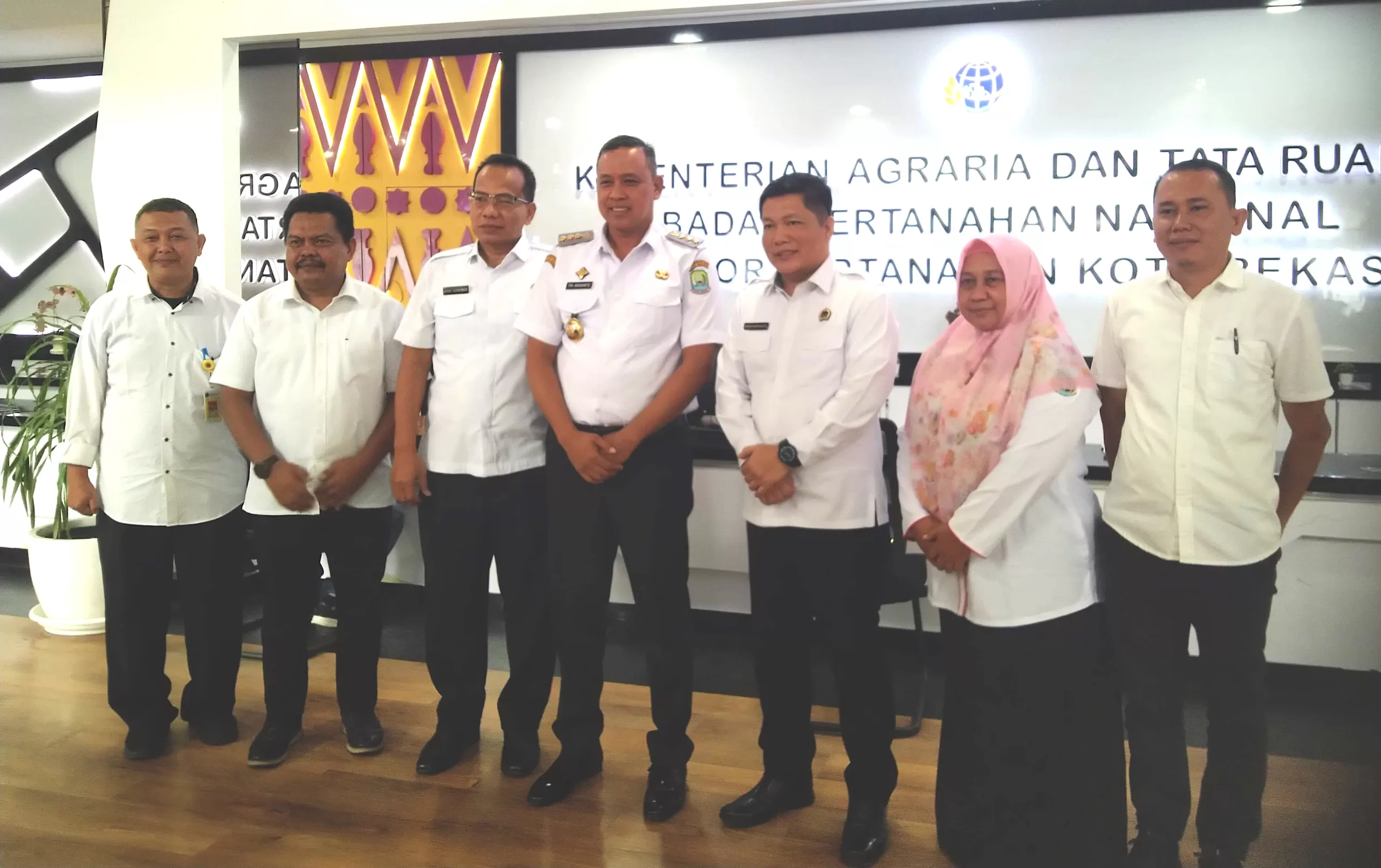 Wali Kota Bekasi saat berada di Kantor BPN Kota Bekasi
