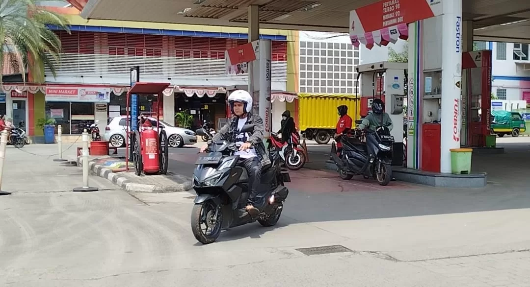 Warga melakukan pengisian BBM di salah satu SPBU di Bekasi