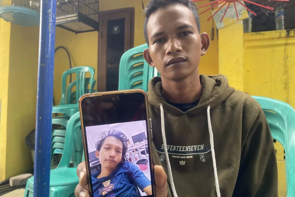 adik korban saat menunjukkan foto kakakya