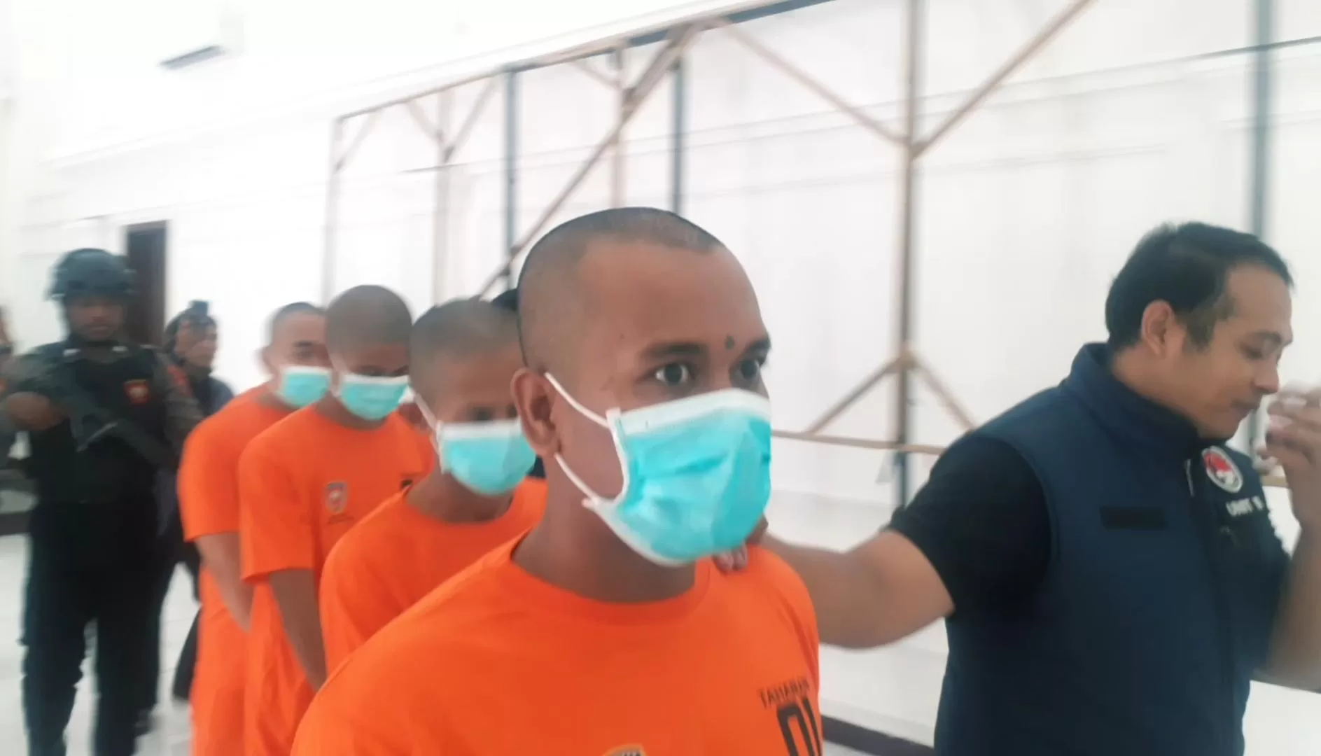 5 Pengedar sabu saat diamankan di Mapolres Pasuruan Kota. (BM)