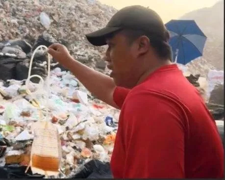 H Anton, Anggota Komisi II DPRD Kota Bekasi saat menemukan limbah medis di TPA Sumur Batu, Bantargebang, Kota Bekasi, Senin (21/4/2025). (Dok. Pribadi)