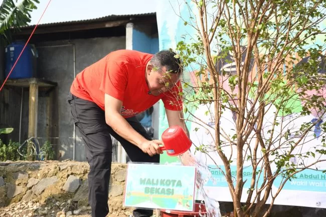wali kota bekasi saat berada di kebun buah bekasi keren