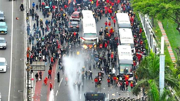 Demo Hari Buruh Internasional berujung anarkis