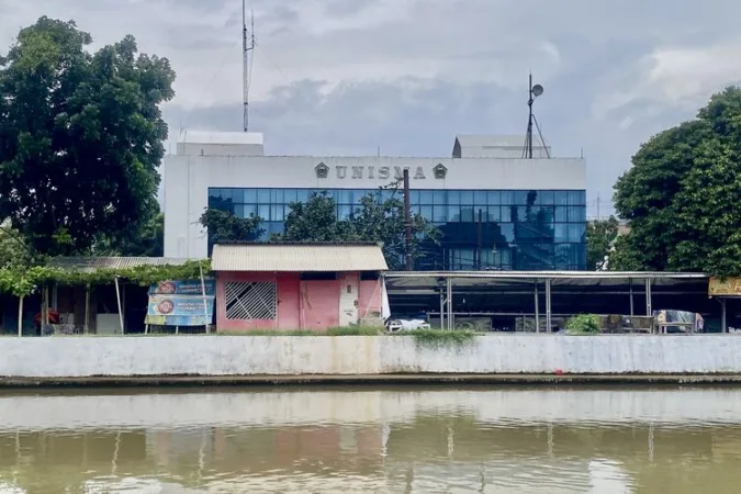 Bangunan liar di dekat Unisma Kota Bekasi