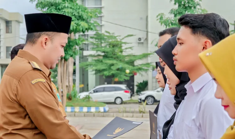 Bupati Pasuruan saat menyerahkan SK Pengangkatan