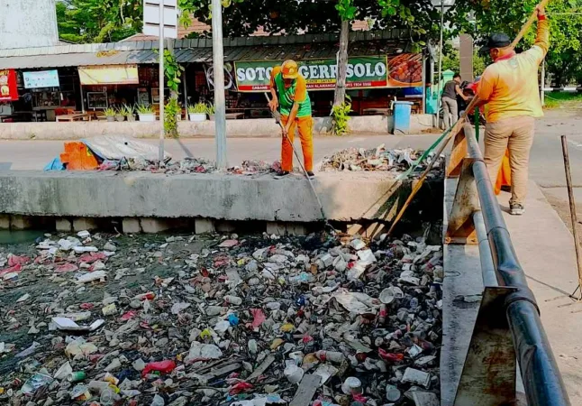 DLH Kota Bekasi bersihkan sampah di sungai