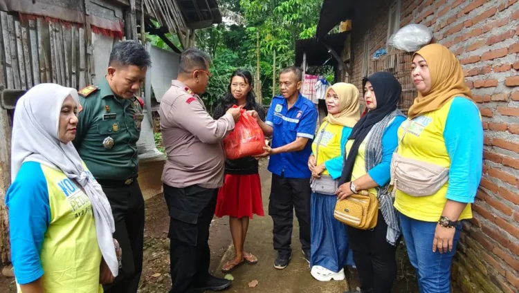 Iptu Topo Kapolsek Purwodadi saat memberikan bantuan kepeda warga (hms)