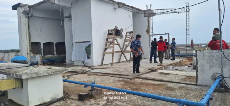 Kasatpol PP saat Inspeksi Bangunan Hotel Aston Ketapang