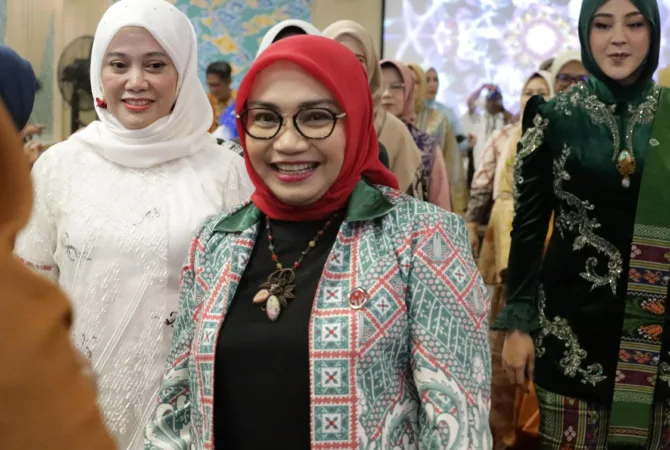 Ketua Dekranasda Kota Bekasi tampil anggun dengan krajinan tangan khas bekasi