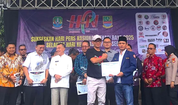 Ketua HPN Bekasi Raya 2025 saat memberikan penghargaan kepada Karang Taruna Kab Bekasi.