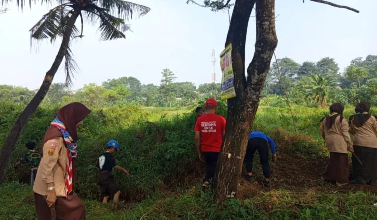 Warga dan Pramuka Gelar Kerja Bakti di Perum Bumi Eraska, Jatiraden.