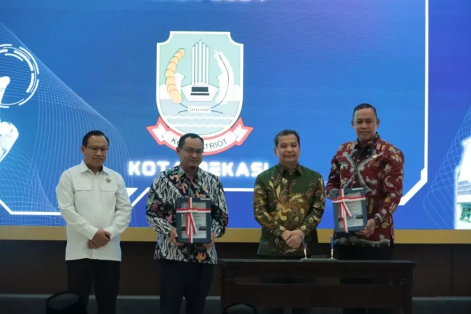 Wali Kota Bekasi saat menerima penghargaan Predikat WTP.
