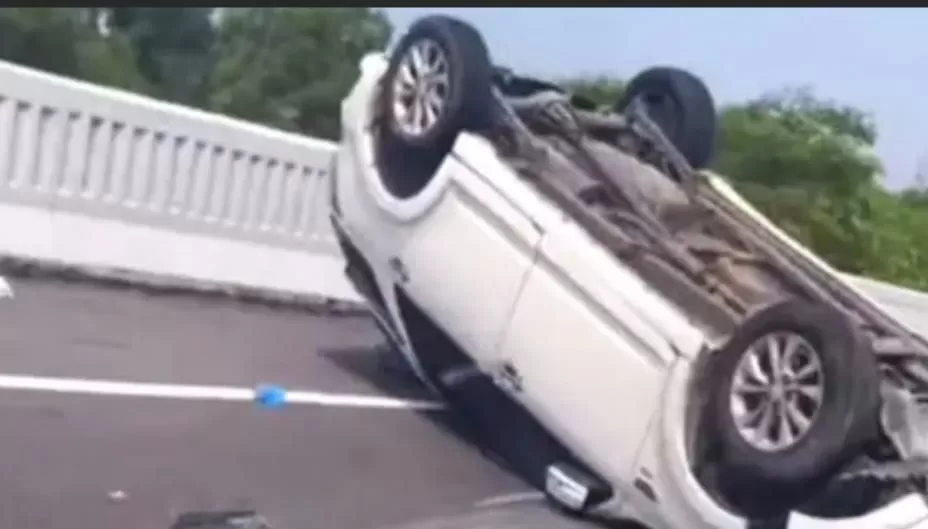 2 Mobil terbalik di Jalan Layan Tol MBZ, Karawang.
