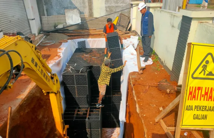 Petugas saat melakukan proses pembangunan sumur resapan.