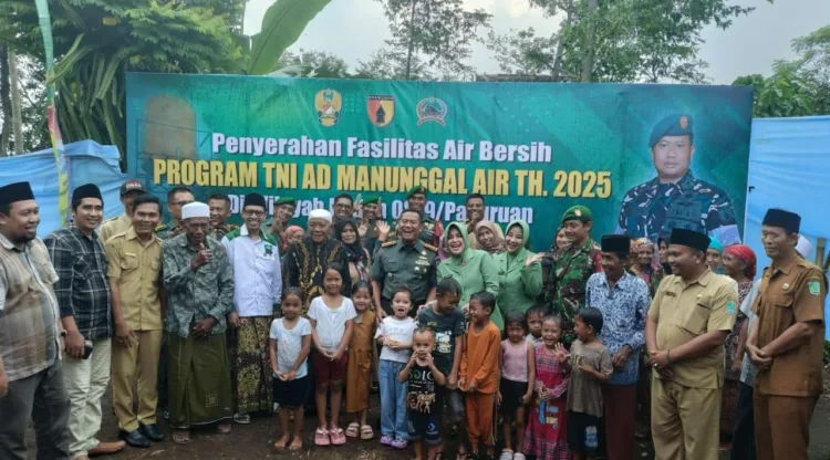 Setelah meresmikan sumur bor, Komandan Resor Militer 083 Baladhika Jaya Kolonel Inf Kohir foto bersama (BM)