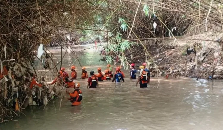 Petugas saat melakukan penyisiran di sungai gembong (BM)