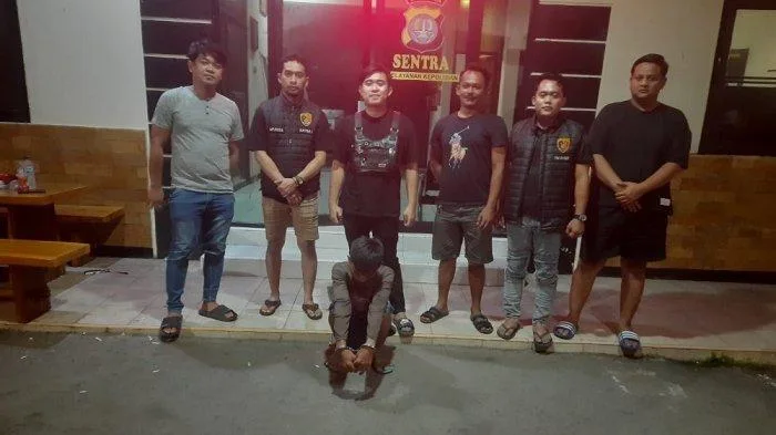 FOTO: Pelaku saat diamankan oleh pihak kepolisian. (Ist)