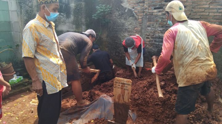 Proses Ekshumasi Makam Pemuda Bekasi Korban TPPO di Kamboja