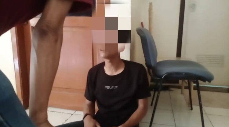 Remaja saat diintrogasi warga