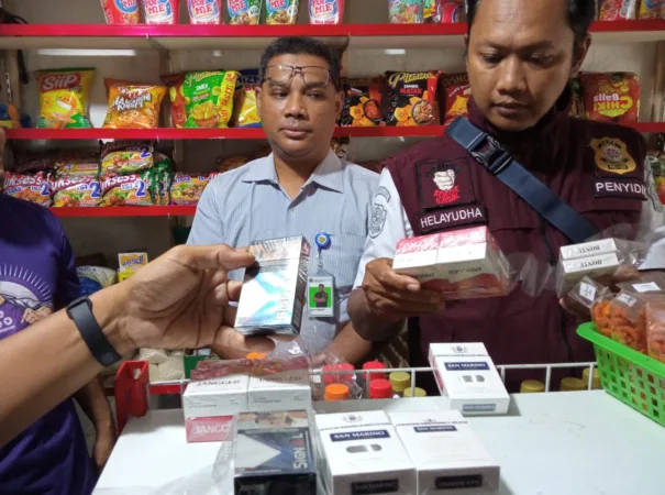 Satpol PP Kota Yogyakarta saat menyita rokok ilegal