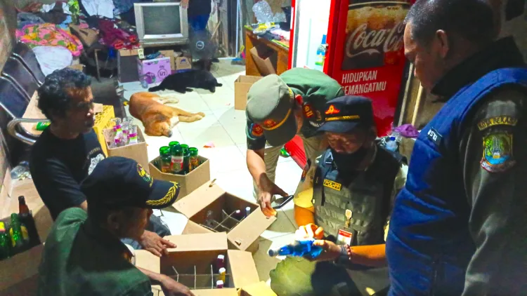 Satpol PP Kota Bekasi saat melakukan razia miras