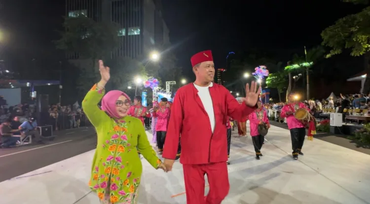 Tri Adhianto beserta istri saat mengikut MUNAS APEKSI, di Surabaya Jawa Timur.