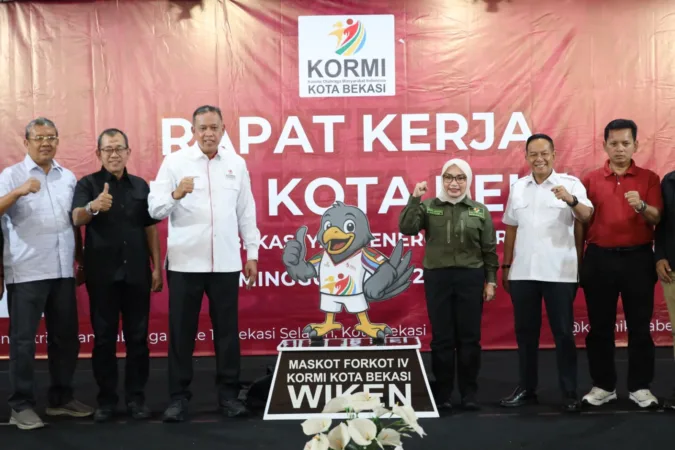 Wali Kota Bekasi saat menunjukkan maskot Forkot IV KORMI Kota Bekasi WIKEN