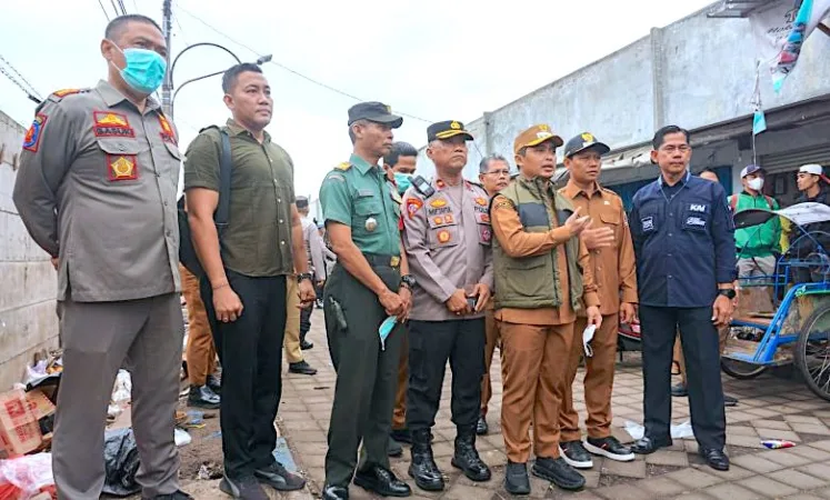 Wali Kota Pasuruan Pimpin Penertiban PKL di Pasar Besar