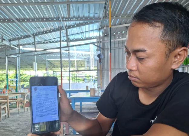 Zainul Abidin putra dari Sanai menunjukkan Surat dari Kemenpolhukam (BM)