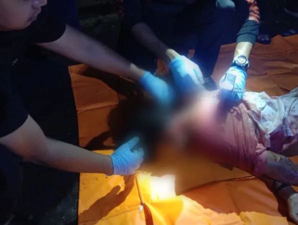 evakuasi korban pemuda di malang tewas dibacok di cafe