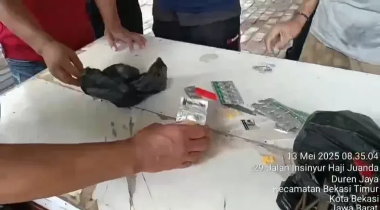 penggerebekan toko obat oleh warga di Kota Bekasi