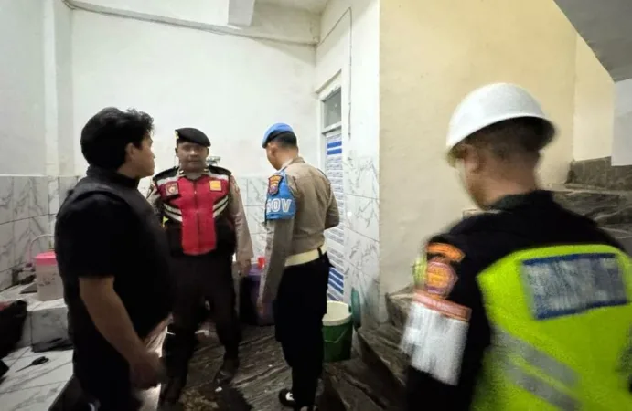 petugas saat melakukan razia di Caffe Gempol 9 Pasuruan (hms)