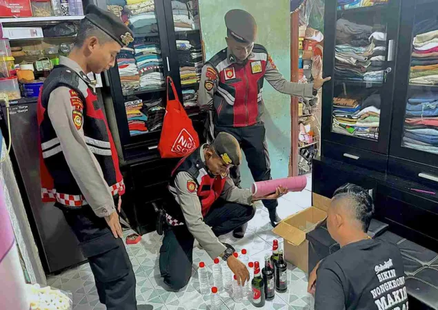 polisi saat amankan miras