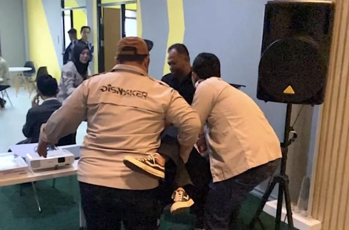 salah satu pencaker di Job Fair Bekasi Pingsan