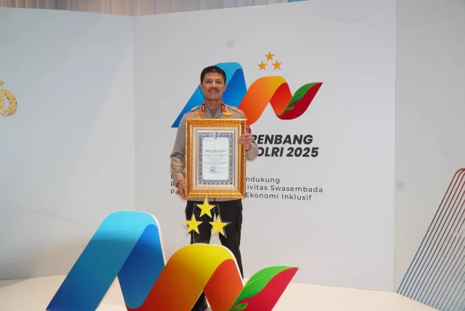 Kapolres Pasuruan Kota AKBP Davis Busin Siswara membawa penghargaan (hms)