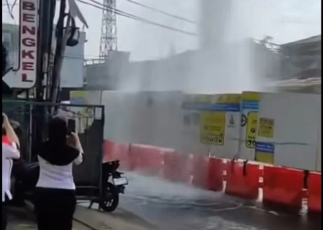 Viral! Air Menyembur di Pipa Proyek PAM Jatiwaringin, Polisi: Tutup Tabung Lepas Karena Tekanan Air