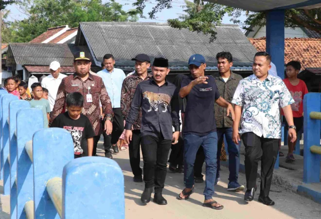 Bupati Bekasi saat berkunjung ke kampung ciranggon